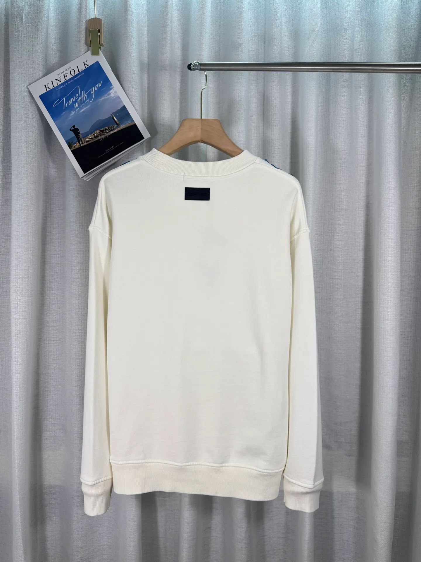 P260 top version, real shot without P, ​​different from market currency) 𝗖𝗵𝗿𝗼𝗺𝗲 𝗛𝗲𝗮𝗿𝘁𝘀/Cro Heart 2025 washed patch embroidery autumn and winter new original single counter American laser burnt 3D three-dimensional color embroidered couple casual sweatshirt 👑The highest version! Customized fabric 420g tripe terry fabric! American acid-washed and distressed original fabric laser burnt ✟appliqué embroidery and exquisite embroidery of letters! The best-selling model in the counter, very comfortable to wear. Accessories: original molded and authenticated collar label➕100% silk wash label. Genuine purchase-grade original hangtag➕matching hanging rope➕3D hanging beads➕original packaging bag. Craftsmanship: The original version has consistent wiring! The highest version of the armhole matching technique! Color: White Black Size: S M L XL Style No.: 9313